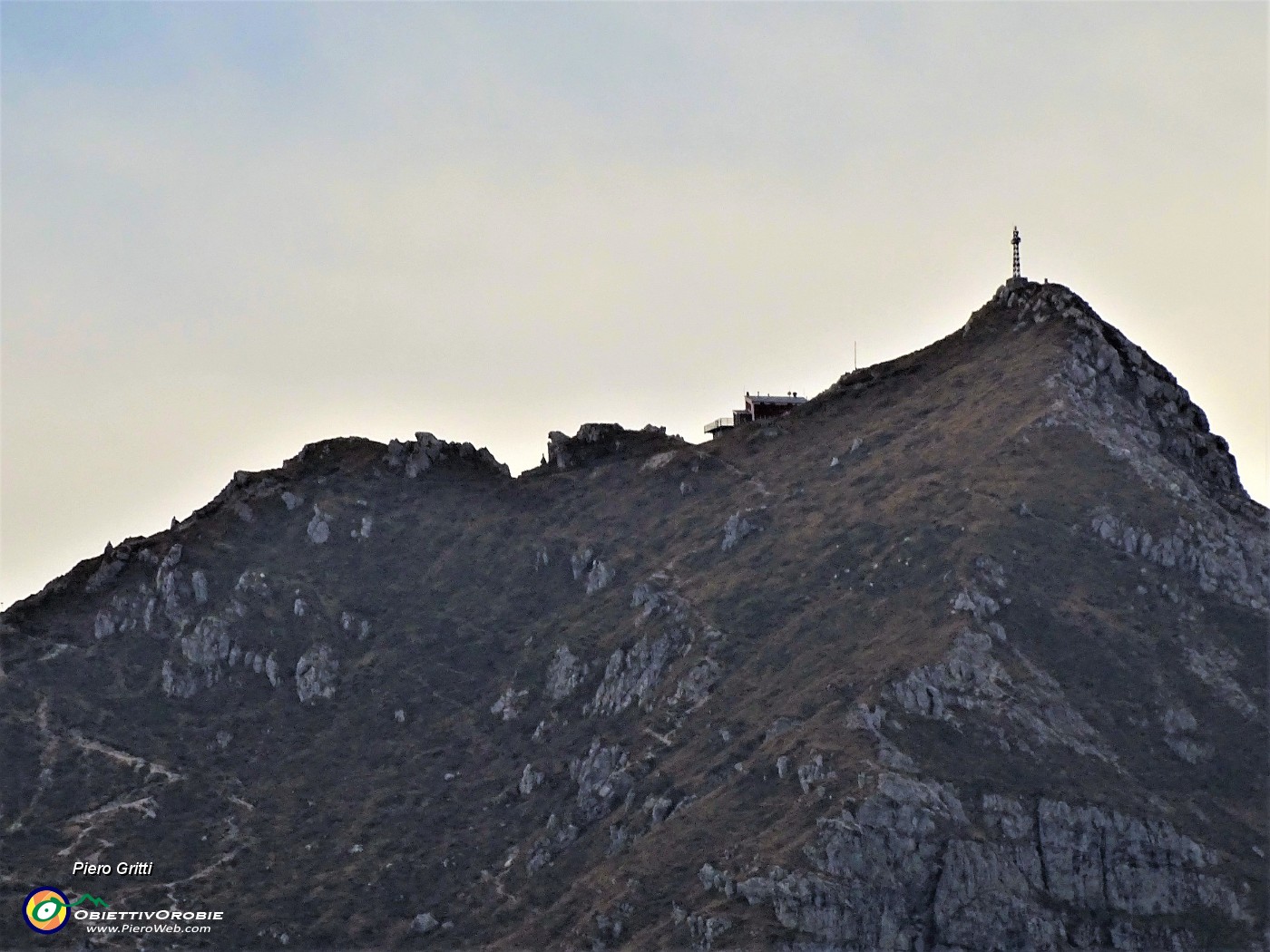 12 Zoom sulla Punta Cermenati, vetta del Resegone con la croce.JPG -                                